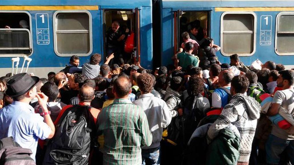 لاجئون يقتحمون قطارا في محطة بودابست بعد فتح أبوابها