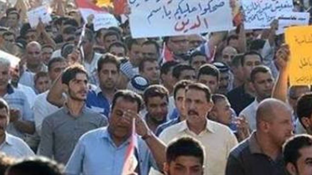 الآلاف ينظمون تظاهرة وسط الديوانية للمطالبة بحل مجلس المحافظة وتغيير الدستور