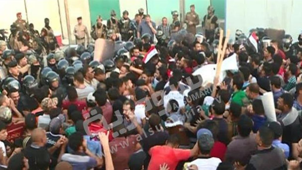 متظاهرون في الديوانية يحاولون اقتحام مبنى مجلس المحافظة