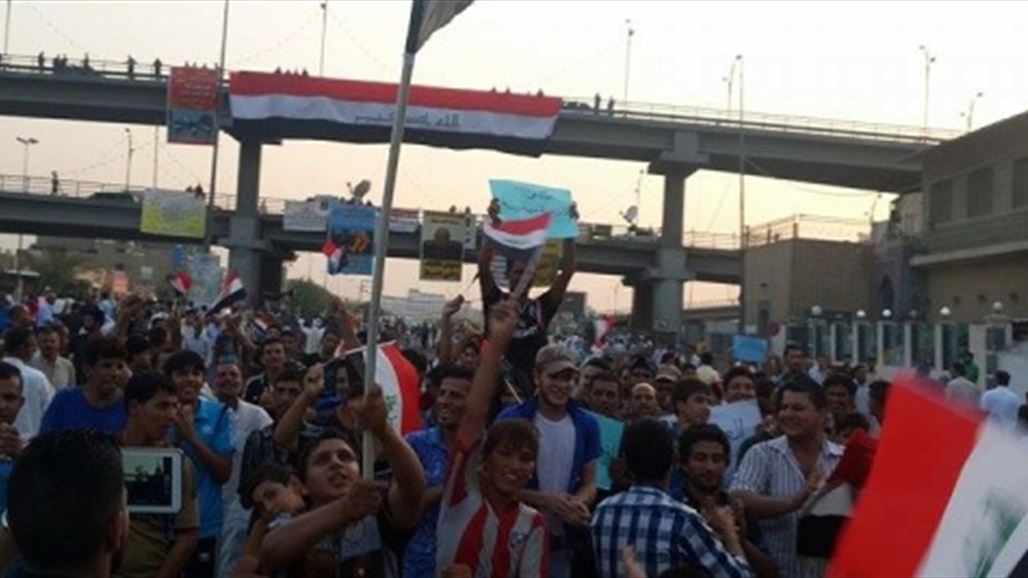 المئات يتظاهرون وسط النجف للتنديد بزيارة الجبوري الى قطر