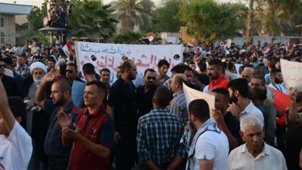 المئات يتظاهرون وسط بابل للمطالبة بإقالة المحافظ وتعديل الدستور