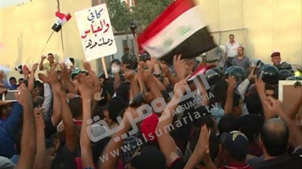 متظاهرو الديوانية يغلقون مبنى مجلس المحافظة لحين إجراء إصلاحات "حقيقية"