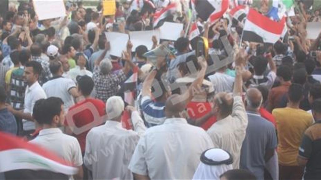 مواطنون يتظاهرون قرب ديوان محافظة البصرة للمطالبة بإجراء إصلاحات