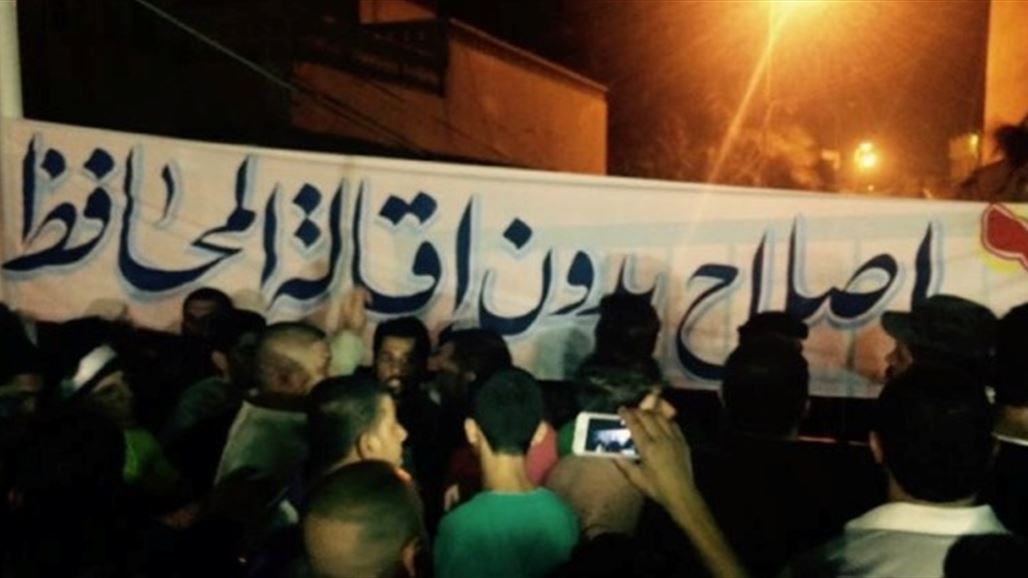 متظاهرون يتسللون من الباب الخلفي لمبنى محافظة بابل