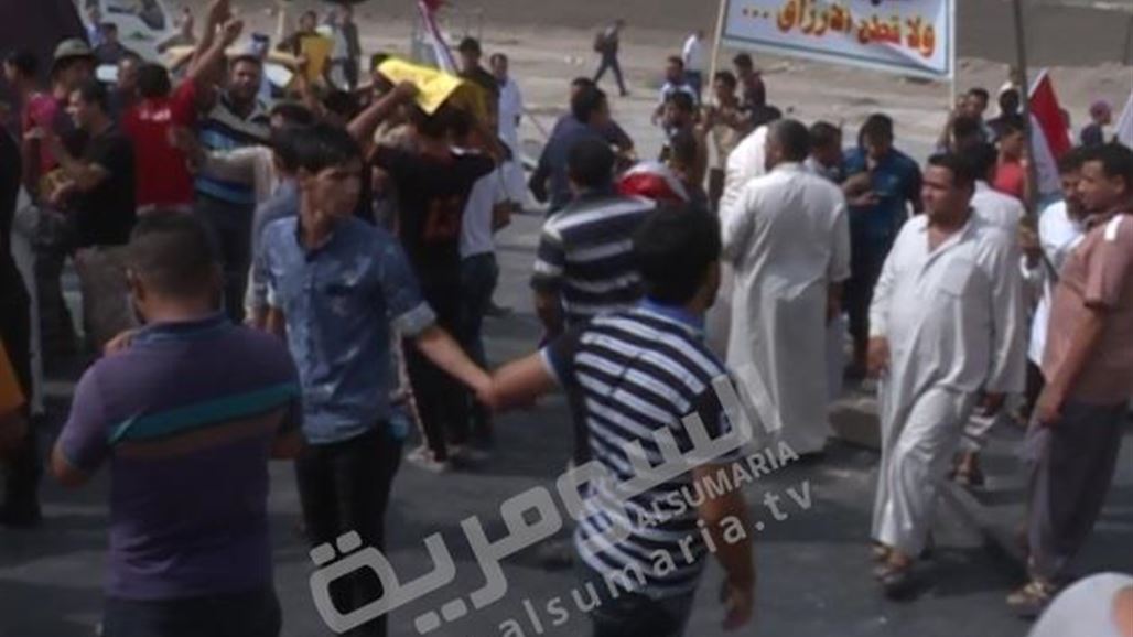 العشرات من سائقي الشاحنات يقطعون طريق القناة ببغداد ويهددون بالاعتصام