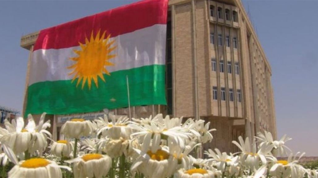 العشرات من مواطني حلبجة يتظاهرون أمام مكان إجتماع الأحزاب الكردية للمطالبة بالإتفاق