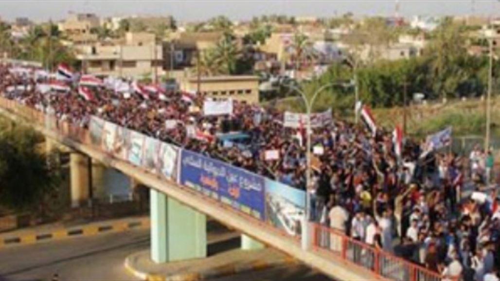 الآلاف يتظاهرون وسط الديوانية للمطالبة بسرعة تنفيذ إصلاحات العبادي