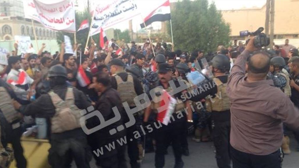 متظاهرو كربلاء يكسرون الطوق الأمني ويتجهون نحو مجلس المحافظة