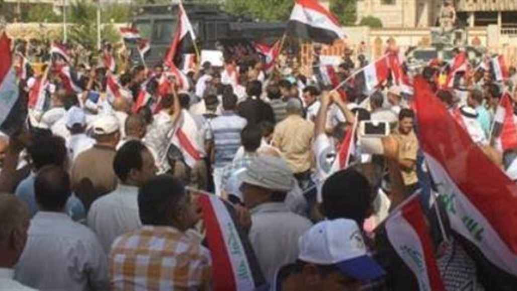 العشرات يتظاهرون وسط المثنى للمطالبة بحل مجلس المحافظة
