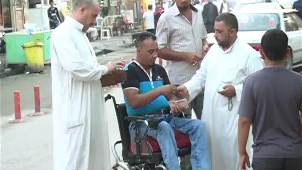 روبن هود عراقي يطعم الفقراء بذي قار من على كرسيه المتحرك
