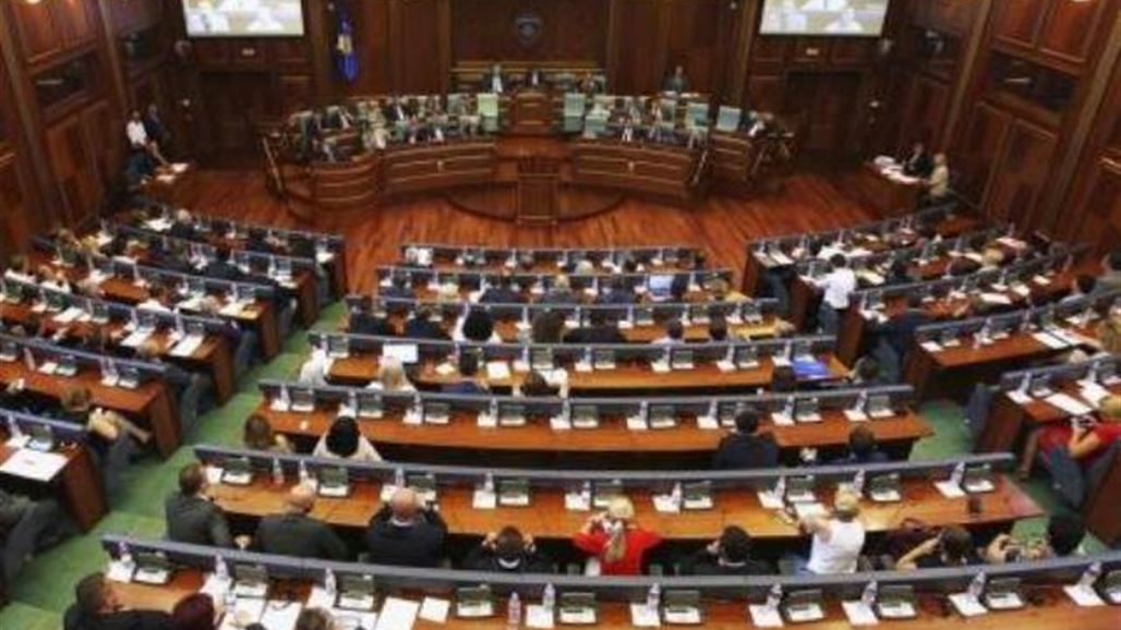 نائب يلقي قنبلة في برلمان كوسوفو احتجاجا على اتفاق مع صربيا