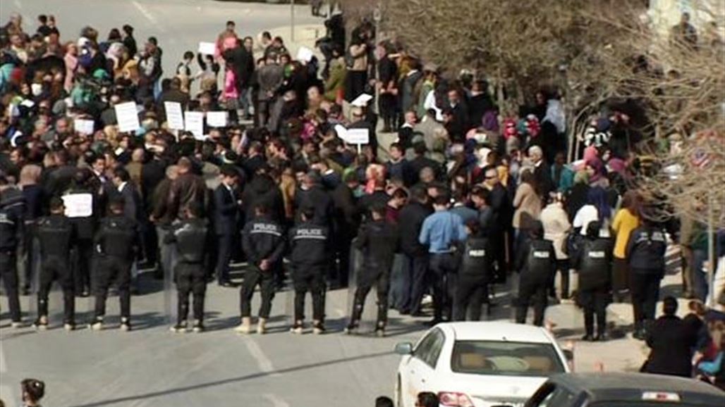 معلمو السليمانية يتظاهرون للمطالبة بصرف رواتبهم ويقدمون الزهور للشرطة