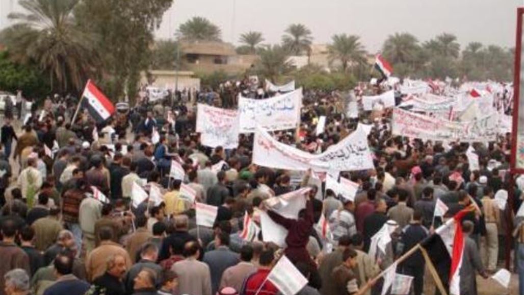 موظفو العقود بمحافظة بغداد يتظاهرون امام وزارة المالية للمطالبة برواتبهم