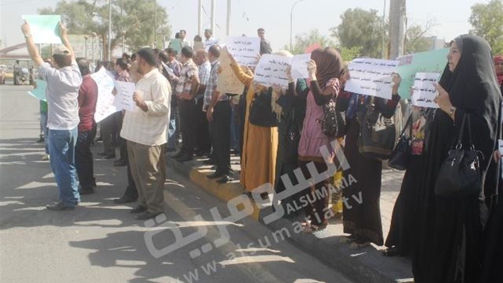 موظفو البلديات يتظاهرون بالبصرة للمطالبة بزيادة رواتبهم وعدم إلغاء المخصصات