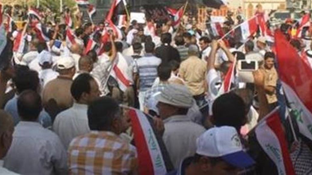 العشرات يتظاهرون وسط الحلة مطالبين بإصلاحات أوسع