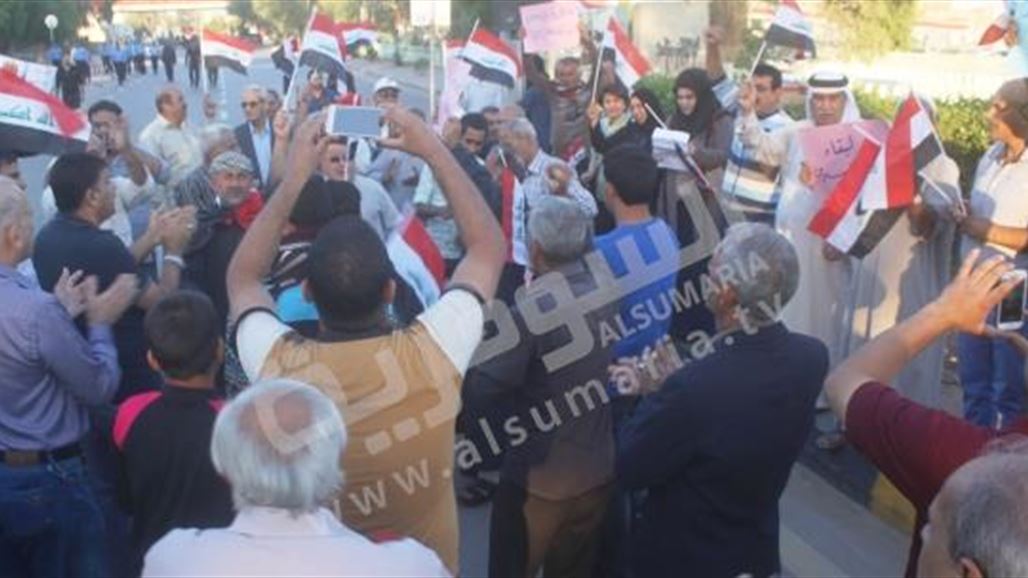 العشرات يتظاهرون قرب ديوان محافظة البصرة للمطالبة بإجراء إصلاحات