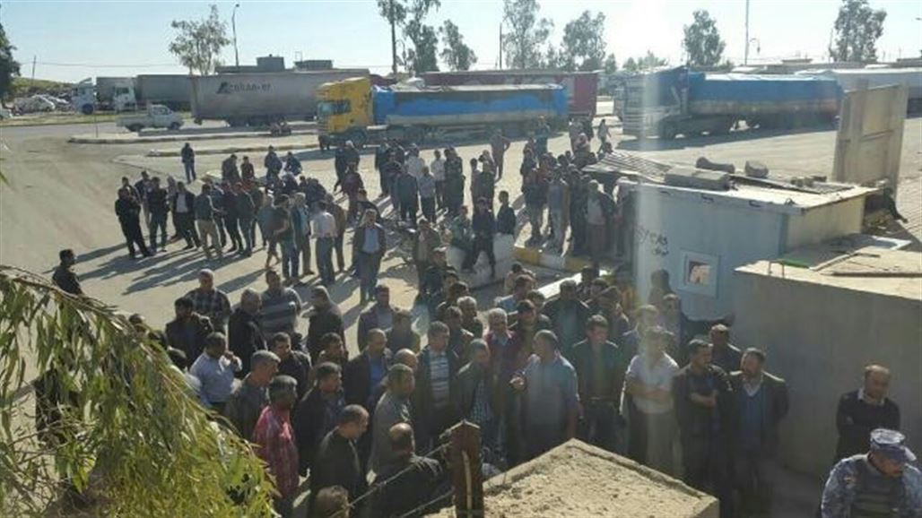سائقو مركبات حمل أتراك يتظاهرون جنوبي كركوك لعدم وجود مخازن لتفريغ البضائع