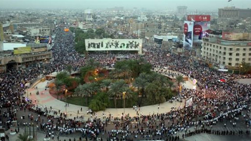 العشرات يتظاهرون في ساحة التحرير وسط بغداد للمطالبة بإيجاد حلول للأزمة المالية