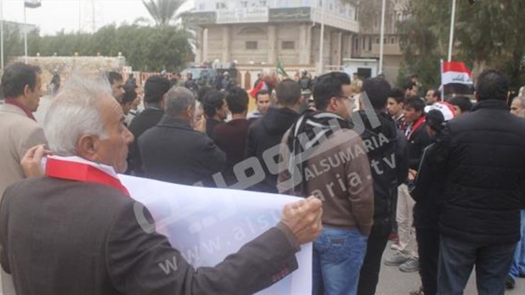 العشرات يتظاهرون في البصرة للمطالبة بإصلاحات ومحاسبة المسؤول عن تلوث شط العرب