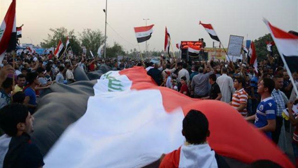 العشرات في ساحة التحرير يدعون لجمع مليون توقيع لمحاسبة المسؤولين الفاسدين