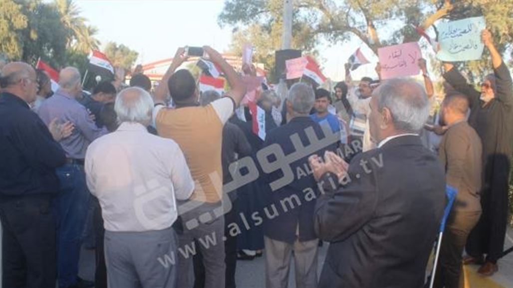العشرات يتظاهرون في البصرة للمطالبة بإجراء إصلاحات وعدم زيادة الضرائب