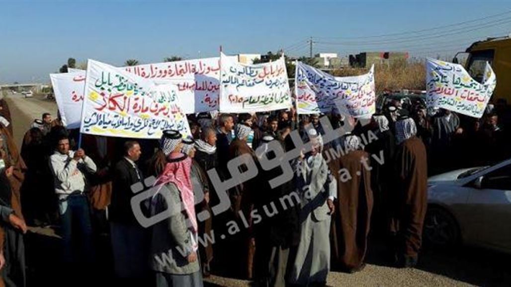 عشرات الفلاحين يتظاهرون بالحلة للمطالبة بمستحقاتهم ويهددون بالاعتصام
