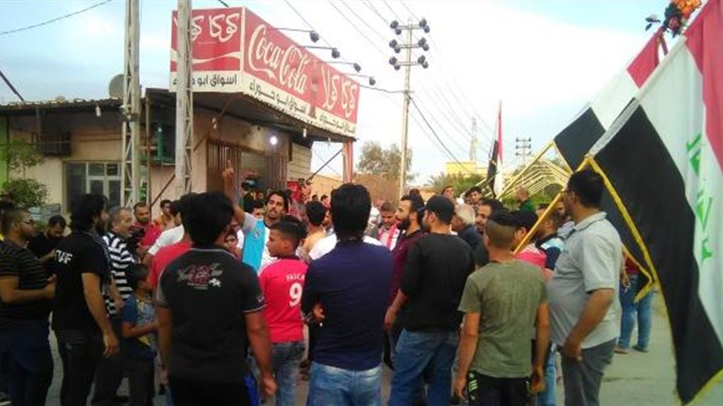 العشرات يتظاهرون امام مجلس محافظة بابل تضامناً مع تظاهرات بغداد