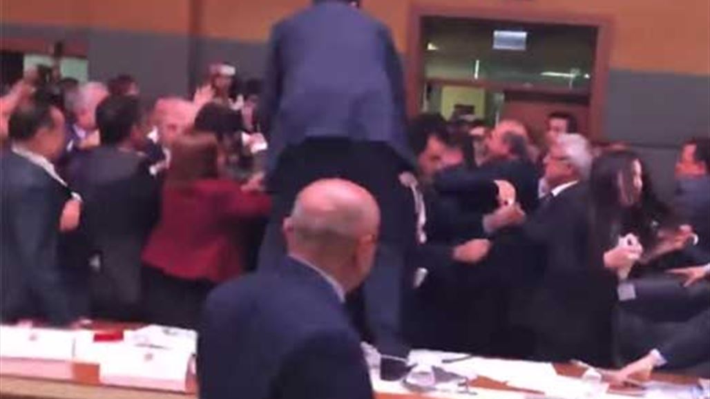 بالفيديو: قفز على الطاولات وتراشق بالمياه في البرلمان التركي