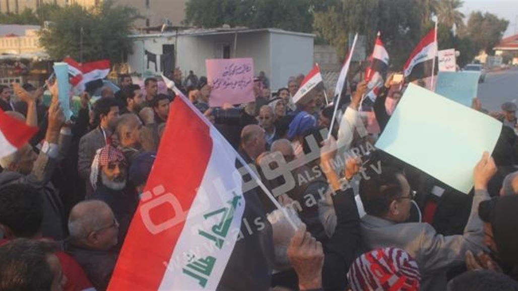 العشرات يتظاهرون في البصرة للمطالبة بإجراء إصلاحات واسعة