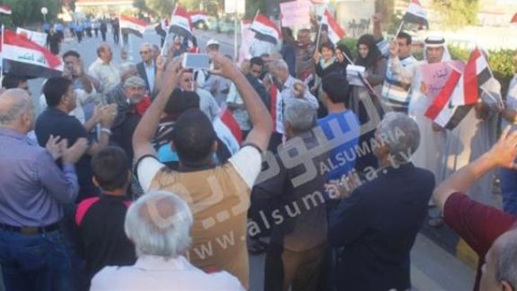 متظاهرو البصرة يستنكرون تفجيرات بغداد ويطالبون بالاستمرار في الإصلاحات