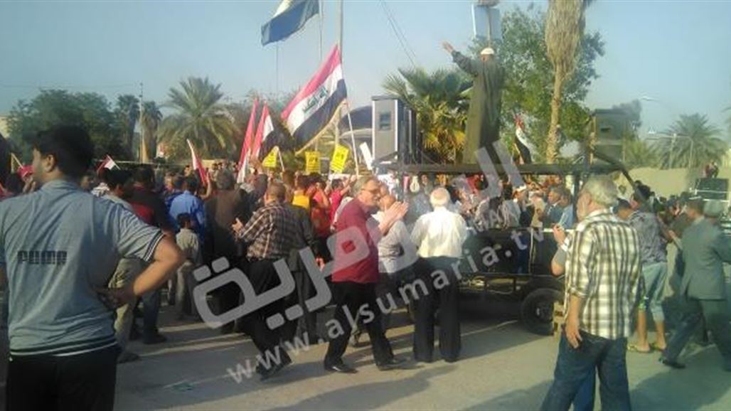 العشرات يتظاهرون في بابل للمطالبة بالتصويت على كابينة وزارية كاملة