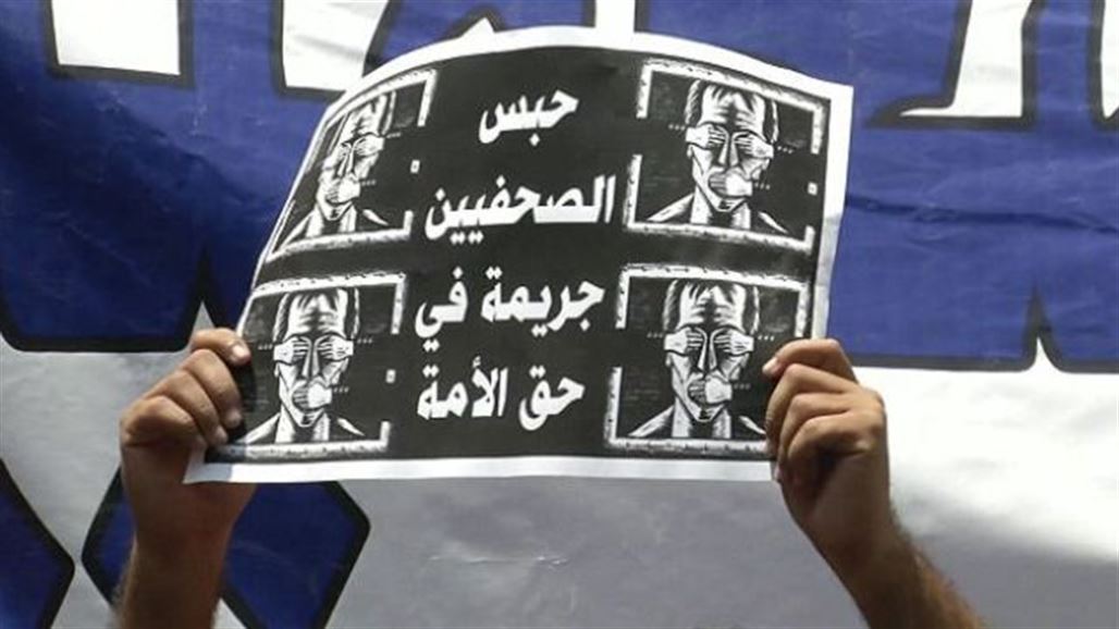 إحالة نقيب الصحفيين المصريين لمحاكمة عاجلة وسط إدانة دولية