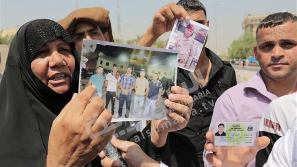 العشرات من ذوي ضحايا سبايكر يتظاهرون وسط بغداد