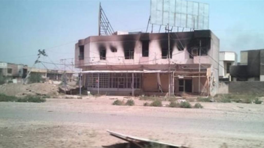الاعلام الحربي: داعش حرق المنازل وممتلكات المواطنين في اخر حي يتواجد به بالفلوجة