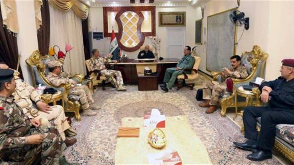 العبادي يعقد اجتماعاً بقادة عسكريين وأمنيين في مقر عمليات صلاح الدين