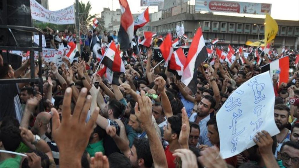 المئات يتظاهرون في ساحة التحرير وسط بغداد للمطالبة بالاصلاحات