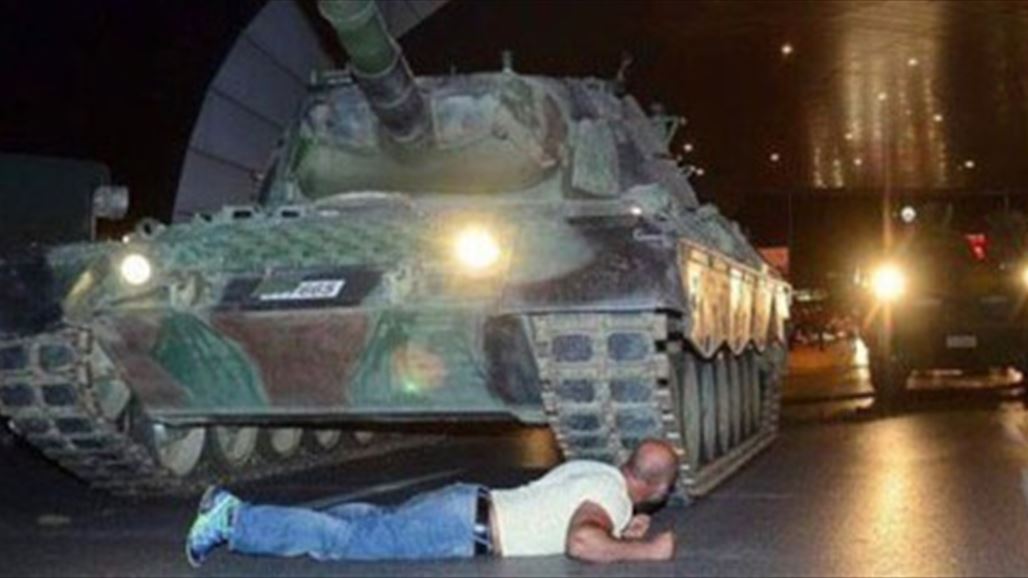 "مرّوا من فوقي إن أردتم".. قصّة الشاب الذي استلقى أمام دبابة الانقلابيين بإسطنبول