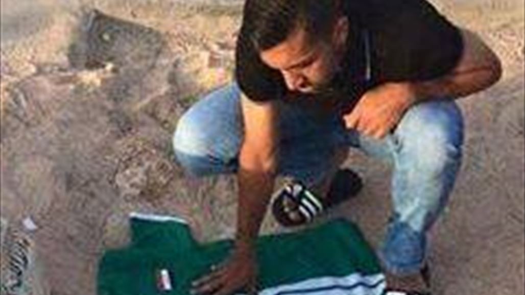 مصطفى ناظم يضع قميص المنتخب الأولمبي عند قبر والدته بعد عودته من ريو