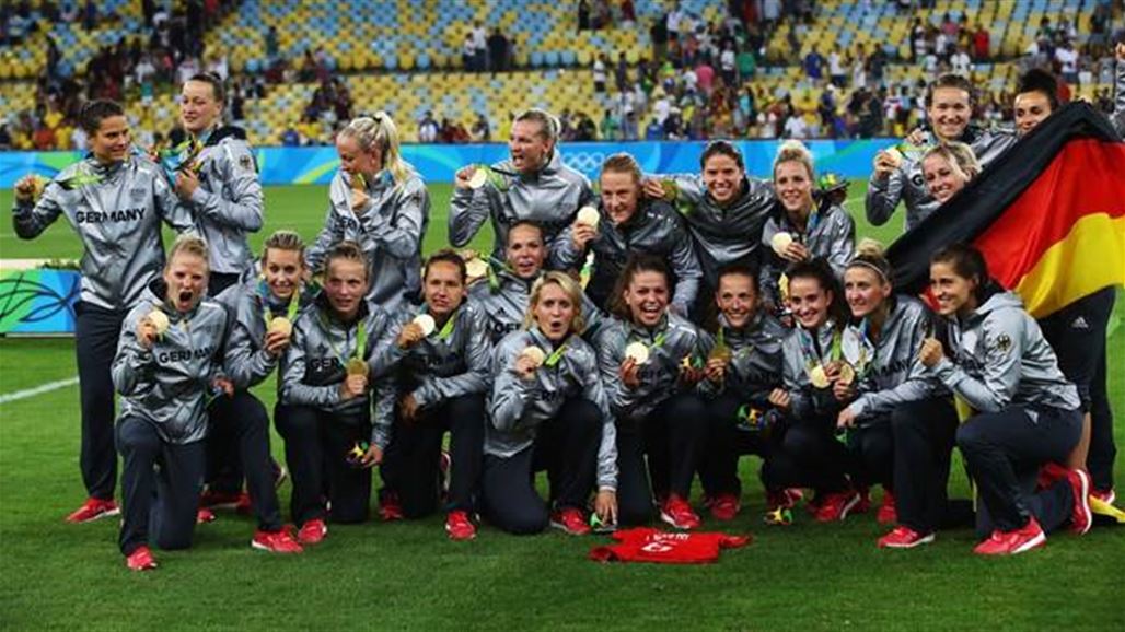 نسوة ألمانيا سيدات الأولمبياد بكرة القدم والرجال ينتظرون دورهم