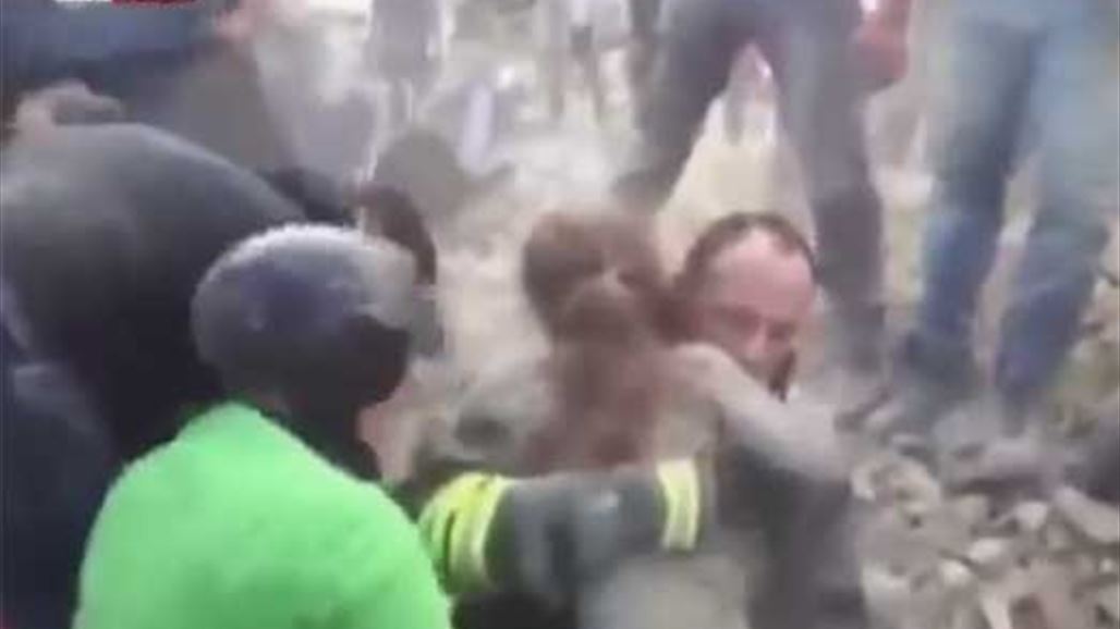 بالفيديو: لحظة انقاذ طفلة من تحت أنقاض زلزال إيطاليا