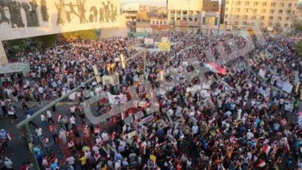 العشرات يتظاهرون في ساحة التحرير وسط بغداد وقطع الطرق المؤدية للساحة