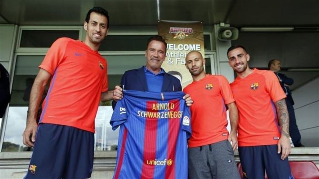 ارنولد يزور نادي برشلونة والأخير يهديه قميص الفريق