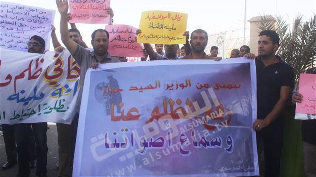 العشرات يتظاهرون قرب مقر شركة نفط الجنوب في البصرة للمطالبة بتوظيفهم