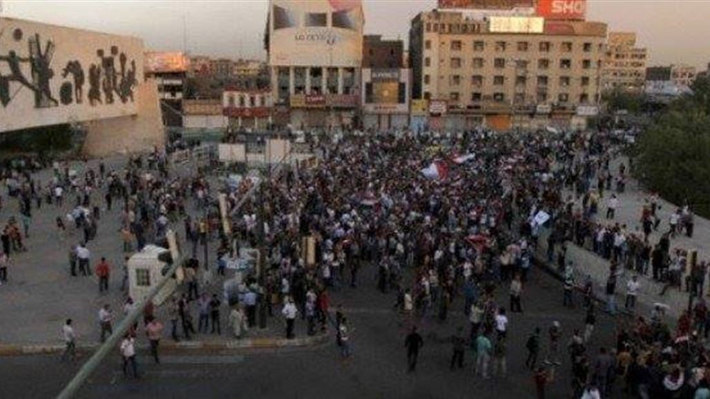العشرات يتظاهرون في التحرير والقوات الأمنية تقطع الطرق المؤدية للساحة