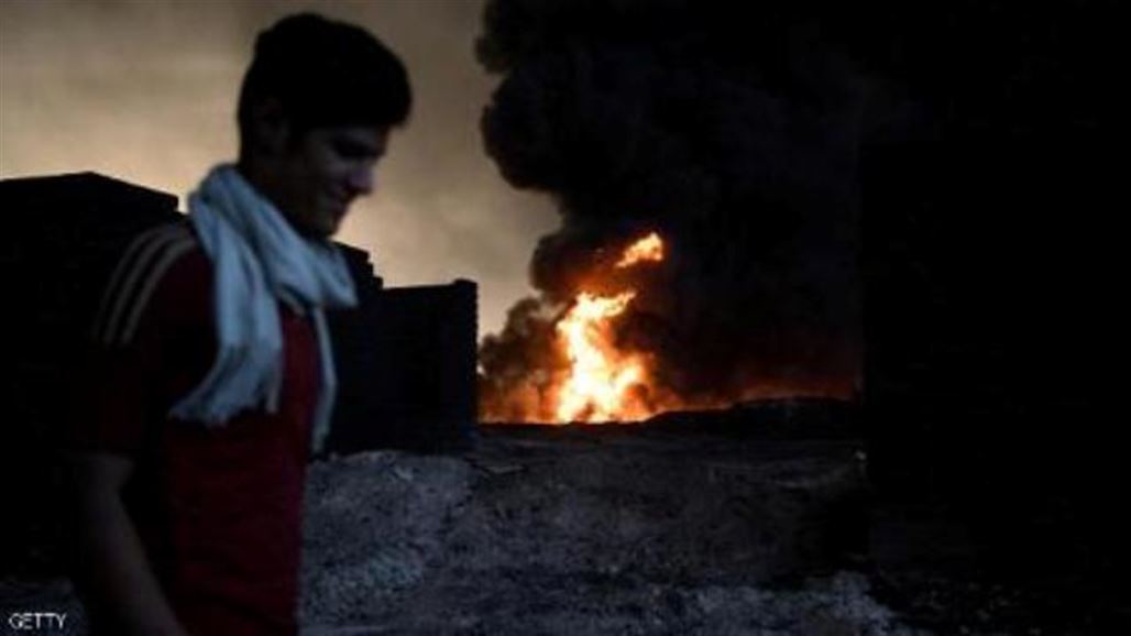 بالصور.. أطفال الموصل وسط دخان النفط المحترق