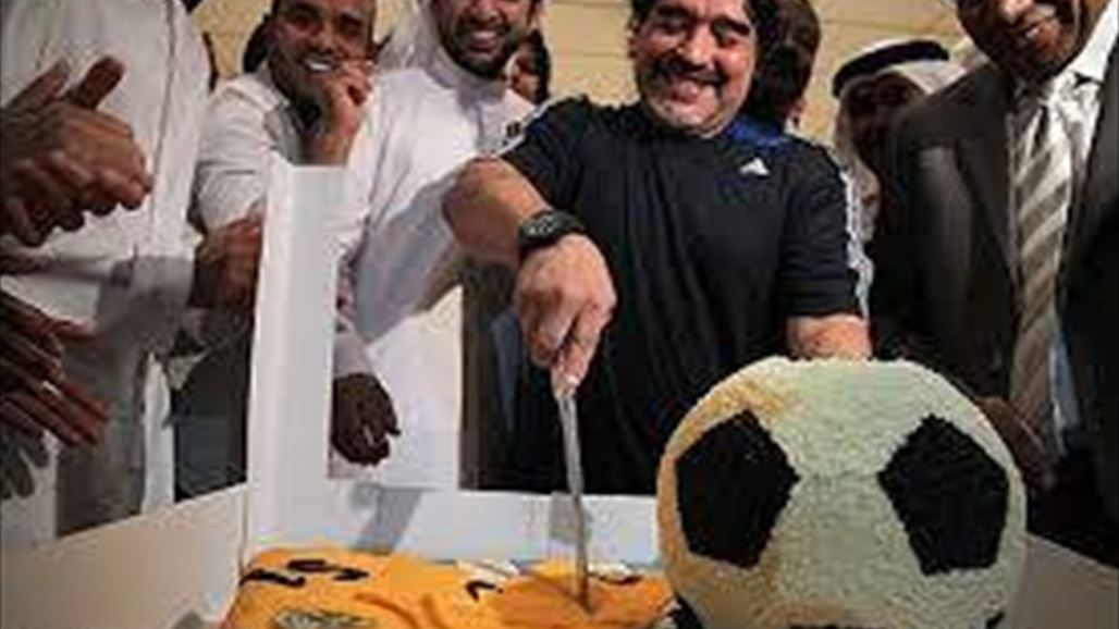 مارادونا يقطع كعكة ميلاده في أبو ظبي بمقهى حمل اسمه