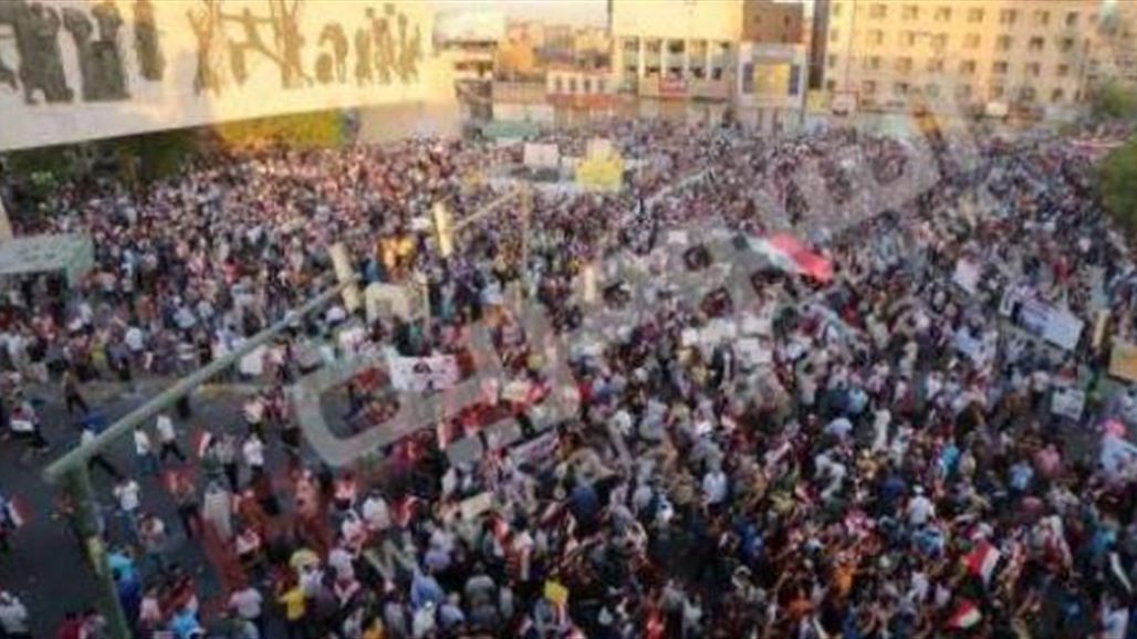 المئات يتظاهرون وسط بغداد وقطع الطرق المؤدية الى مكان التظاهرة
