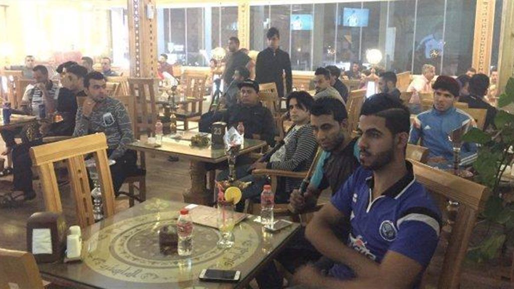 عشرات المشجعين يتابعون مباراة القوة الجوية بنهائي كأس الاتحاد الآسيوي وسط بغداد