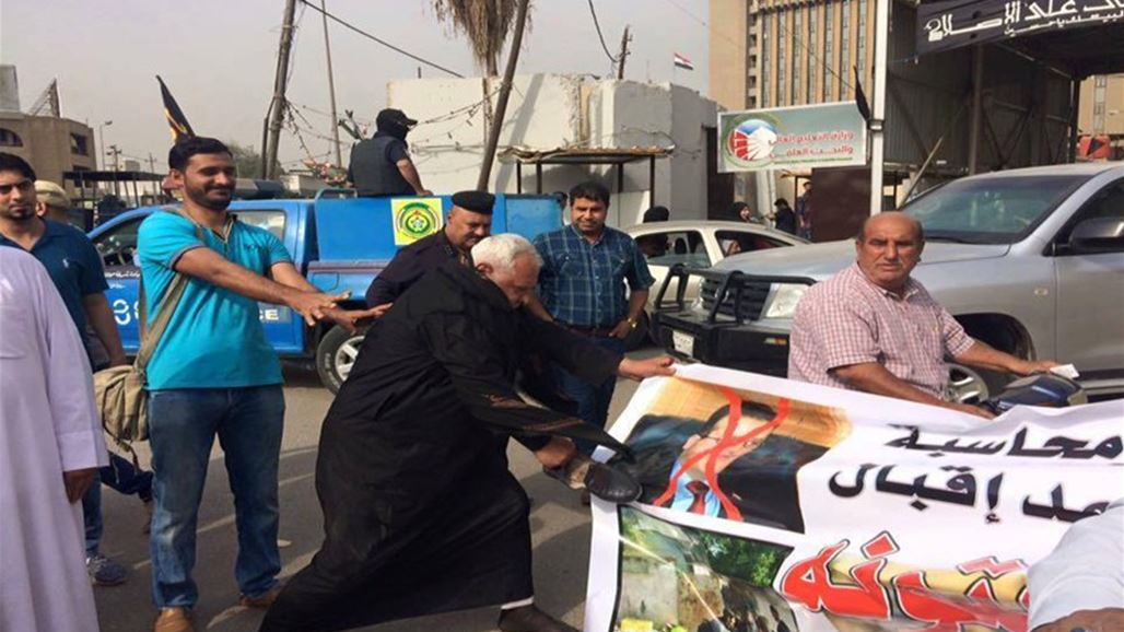 تظاهرة لنقابة المعلمين امام وزارة التربية وسط بغداد