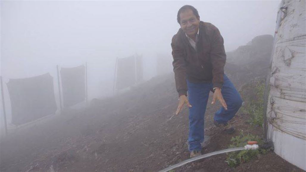 بالصّور: رجل يسرق المياه من السماء ليروي عطش مليون شخص في بيرو